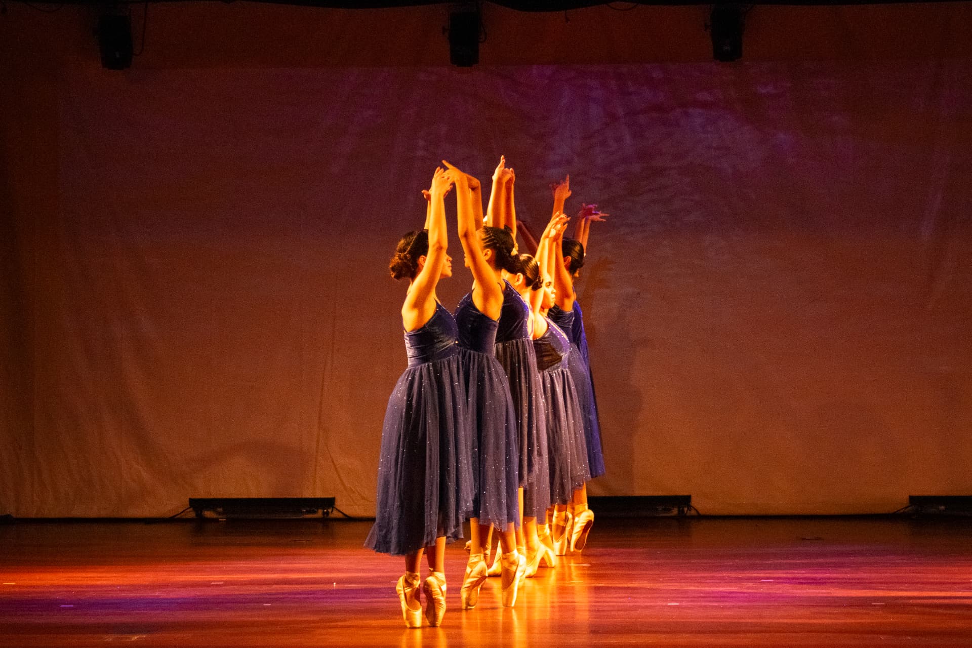 Grupo de balé em vestidos azuis